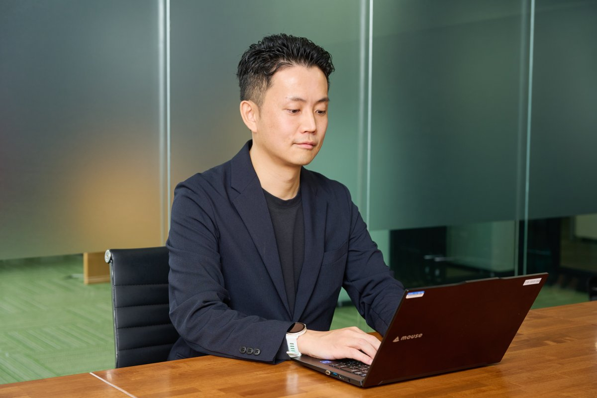 オフィスでパソコン作業をするメンバー