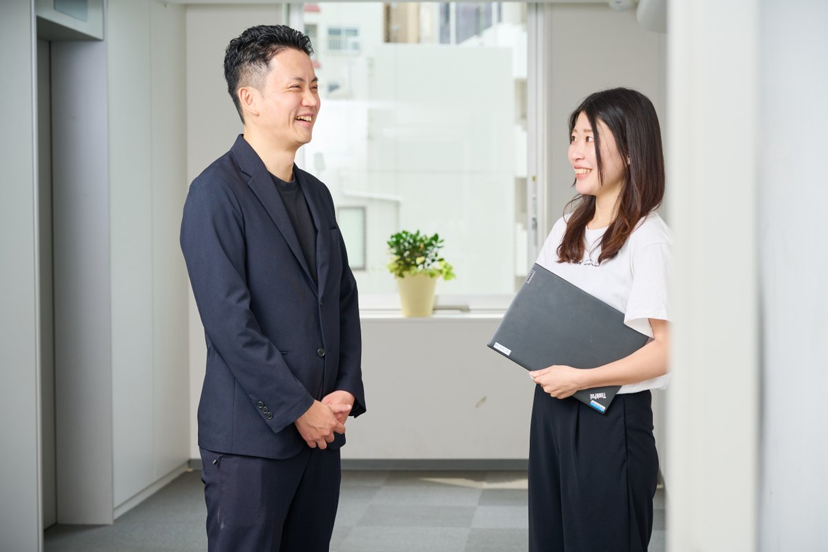 オフィスで会話するメンバー