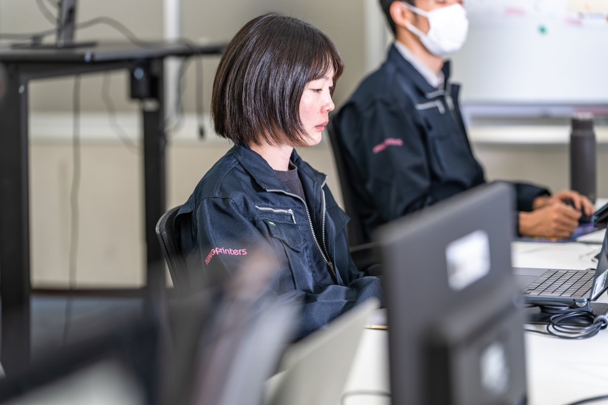 デスクで業務を行うメンバー