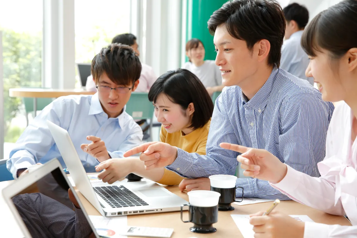 仲間と協力しながら学ぶ受講生